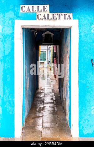 Burano, Italien - 9. Februar 2024: Die berühmten bunten Häuser der Insel Burano, Italien Stockfoto