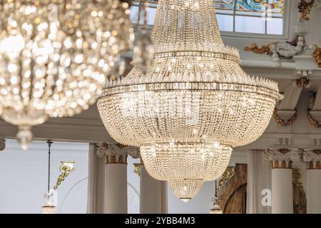 Nizza, Frankreich - 16. Juli 2024 : der berühmte Kristallleuchter von Baccarat im Salon Royal des legendären Hotels Negresco Stockfoto