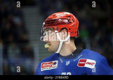 Villingen Schwenningen, Deutschland. Oktober 2024. Villingen-Schwenningen, Deutschland 17. Oktober 2024: 1. DEL - 2024/2025 - Sp.10 - SERC Wild Wings vs. Iserlohn Roosters im Bild: Will Weber (SERC Wild Wings) enttäuscht auf dem Spielfeld. Quelle: dpa/Alamy Live News Stockfoto