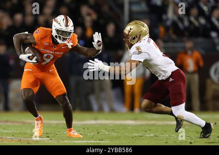 17. Oktober 2024: Virginia Tech Hokies Wide Receiver da'Quan Felton (9) Stiff-Arms Boston College Eagles Defensive Back Khari Johnson (3) während der N Stockfoto