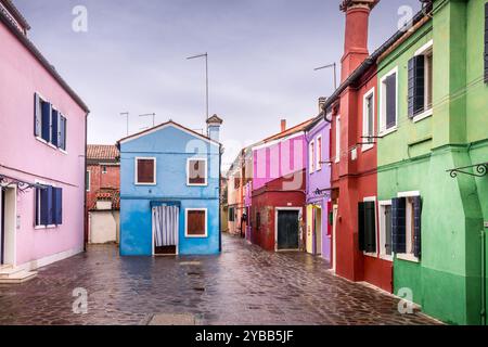 Burano, Italien - 9. Februar 2024: Die berühmten bunten Häuser der Insel Burano, Italien Stockfoto