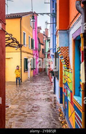 Burano, Italien - 9. Februar 2024: Die berühmten bunten Häuser der Insel Burano, Italien Stockfoto