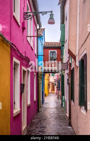 Burano, Italien - 9. Februar 2024: Die berühmten bunten Häuser der Insel Burano, Italien Stockfoto