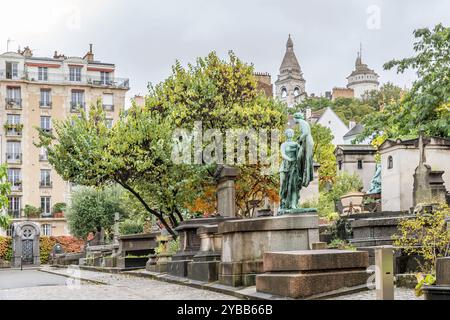 Friedhof Saint-Vincent in der Gegend von Montmartre in ​​Paris, Frankreich, mit Herbstfarben Stockfoto