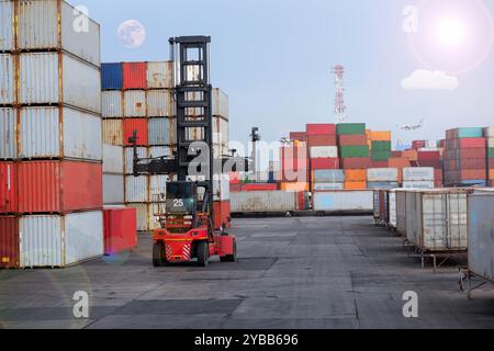 Container-Gabelstapler-Gabelstapler im Verladehof mit Stapel von bunten Containern, Kopierraum Hintergrund, Logistik, Import, Exportladung, Fracht vorwärts Stockfoto