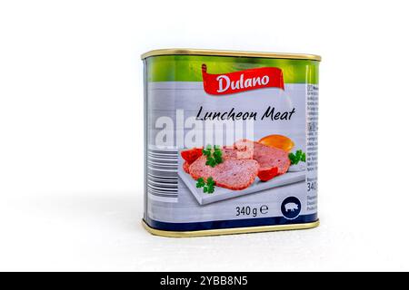 Lefkada, Griechenland- 10.10.2024. Vorderansicht einer Dose von Lidl Eigenmarke, Dulano Luncheon Fleisch, isoliert auf weiß. Stockfoto