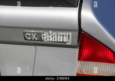 Nahaufnahme des citroen cx pallas-Logos auf einem silbernen Auto, das das elegante Design des Oldtimers unterstreicht Stockfoto