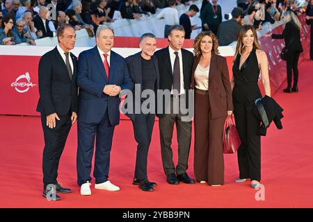 Rom, Italien. Oktober 2024. (L-R) Maurizio Compagnoni, Paolo Condo, Alessandro Bonan, ein Gast, Vanessa Leonardi, und Marina Presello von SKY besuchen den roten Teppich des „U.S. Palmese“ während des 19. Rom Film Festivals im Auditorium Parco Della Musica in Rom, Italien, am 17. Oktober 2024. (Foto: Domenico Cippitelli/NurPhoto) Credit: NurPhoto SRL/Alamy Live News Stockfoto