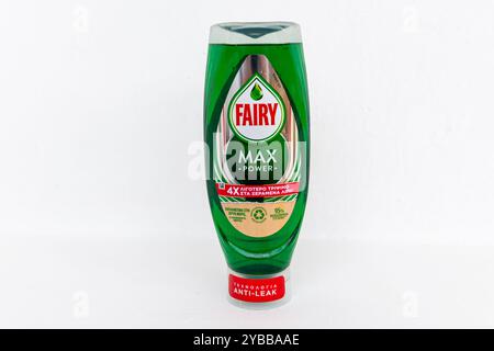 Lefkada, Griechenland - 10.03.2024. Seitenansicht einer Flasche Fairy Max Spülmittel mit Etikett in englischer und griechischer Sprache. Stockfoto