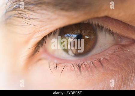 Extreme Nahaufnahme eines Mannes Auge Stockfoto
