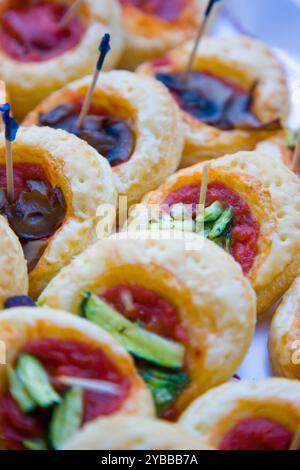 Nahaufnahme von sortierten Minipizzen Stockfoto