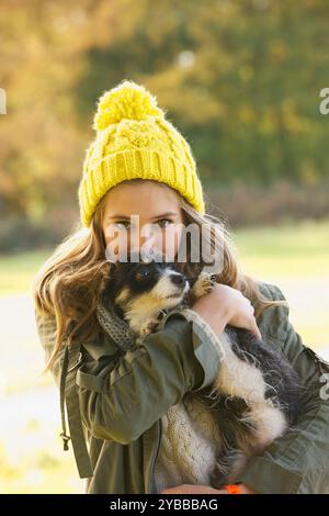 Teenager-Mädchen umarmt Welpen im freien Stockfoto