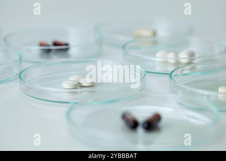 Kapseln und Tabletten in Petrischalen Stockfoto