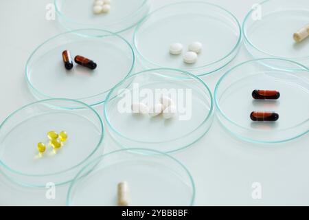 Kapseln und Tabletten in Petrischalen Stockfoto