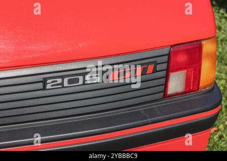 Nahaufnahme des peugeot 205 gti-Emblems mit Branding und Modellname in Silber und Rot Stockfoto