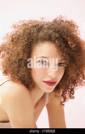 Porträt der jungen Frau mit lockigem Haar Stockfoto