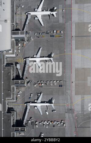 Blick von oben Flugzeuge auf sonnigem Flughafenparkplatz Stockfoto