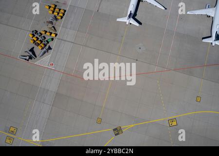 Blick von oben Flugzeuge und Gepäckwagen auf Flughafenaspel Stockfoto