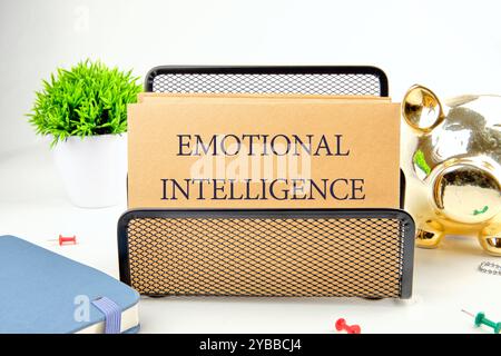 Geschäftskonzept. Der Satz, der Text und die Worte der EMOTIONALEN INTELLIGENZ sind auf Papier in einem schwarzen Ständer auf hellem Hintergrund geschrieben. Stockfoto