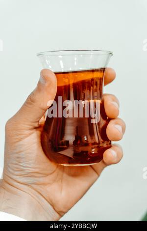Schwarzer Türkischer Tee In Armudu-Glas Stockfoto