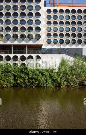 Student Experience Amsterdam, ein modernes Studentenzentrum in einem futuristischen Gebäude in Zuidas, Amsterdam, Niederlande. Stockfoto