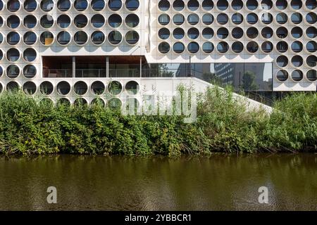 Student Experience Amsterdam, ein modernes Studentenzentrum in einem futuristischen Gebäude in Zuidas, Amsterdam, Niederlande. Stockfoto