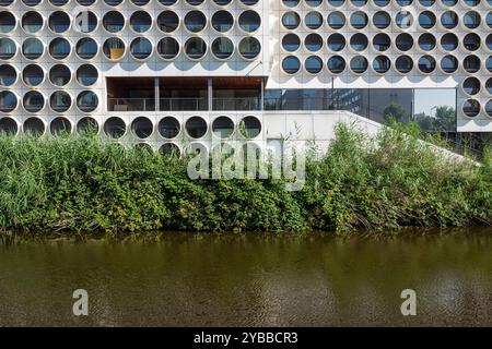 Student Experience Amsterdam, ein modernes Studentenzentrum in einem futuristischen Gebäude in Zuidas, Amsterdam, Niederlande. Stockfoto