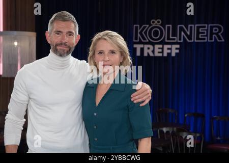 Von links: Micky BEISENHERZ, Moderator, Susan LINK, Moderatorin, Gastgeber der Sendung ,,Koelner Treff, im WDR Fernsehen, 17.10.2024. *** Von links Micky BEISENHERZ, Moderatorin, Susan LINK, Moderatorin, Moderatorin, Koelner Treff, im WDR-Fernsehen, 17 10 2024 Stockfoto