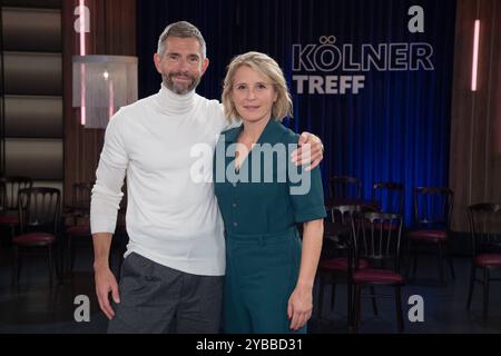 Von links: Micky BEISENHERZ, Moderator, Susan LINK, Moderatorin, Gastgeber der Sendung ,,Koelner Treff, im WDR Fernsehen, 17.10.2024. *** Von links Micky BEISENHERZ, Moderatorin, Susan LINK, Moderatorin, Moderatorin, Koelner Treff, im WDR-Fernsehen, 17 10 2024 Stockfoto