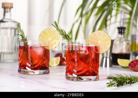 Der Pomegranate Paloma ist ein klassischer Cocktail mit Grenadine, Limonade und einer großzügigen Dosis Tequila oder Gin. Ideal für Feiertage. Stockfoto