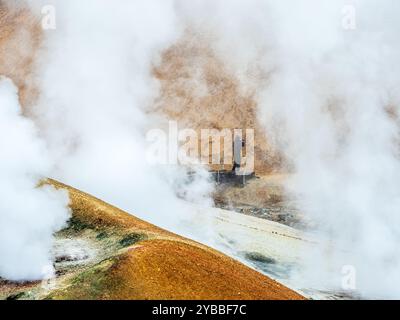 Dampfende heiße Quellen und farbenfrohe Rhyolith-Berge, Hveradalir Geothermalgebiet, Kerlingarfjöll, isländisches Hochland, Island Stockfoto