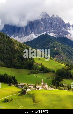 Dolomiten, Italien. Panoramablick auf St. Magdalena oder Santa Maddalena Kirche, Geisler Geisler Geisler Berge und grüne Almwiesen Stockfoto