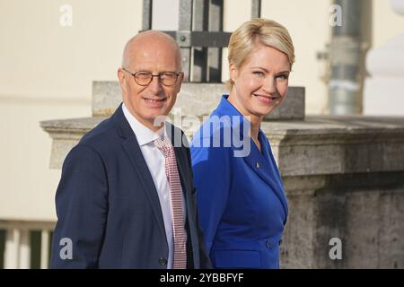 Berlin, Deutschland. Oktober 2024. Manuela Schwesig (SPD), Ministerpräsidentin von Mecklenburg-Vorpommern und amtierender Bundesratspräsident, und Peter Tschenscher (SPD), erster Bürgermeister von Hamburg, kommen nach Bellevue, wo US-Präsident Biden erwartet wird. Es ist Bidens erster bilateraler Besuch in Deutschland in seinen fast vier Jahren im Amt. Quelle: Michael Kappeler/dpa/Alamy Live News Stockfoto