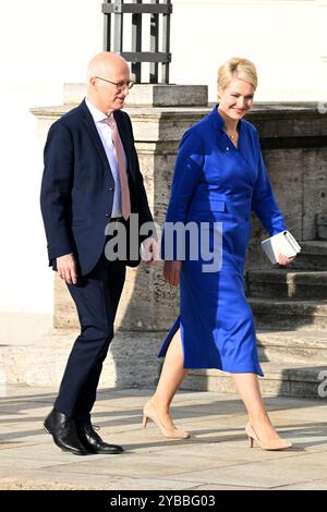 Berlin, Deutschland. Oktober 2024. Manuela Schwesig (SPD), Ministerpräsidentin von Mecklenburg-Vorpommern und amtierender Bundesratspräsident, und Peter Tschenscher (SPD), erster Bürgermeister von Hamburg, kommen nach Bellevue, wo US-Präsident Biden erwartet wird. Es ist Bidens erster bilateraler Besuch in Deutschland in seinen fast vier Jahren im Amt. Annette Riedl/dpa/Alamy Live News Stockfoto