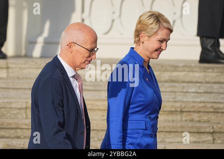 Berlin, Deutschland. Oktober 2024. Manuela Schwesig (SPD), Ministerpräsidentin von Mecklenburg-Vorpommern und amtierender Bundesratspräsident, und Peter Tschenscher (SPD), erster Bürgermeister von Hamburg, kommen nach Bellevue, wo US-Präsident Biden erwartet wird. Es ist Bidens erster bilateraler Besuch in Deutschland in seinen fast vier Jahren im Amt. Quelle: Michael Kappeler/dpa/Alamy Live News Stockfoto