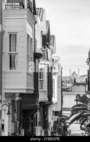 Istanbul, Turkiye - 14. Oktober 2024: Historische Straßen von Arnavutkoy, ein wohlhabendes Viertel und ein beliebter touristischer Ort in Besiktas, der europäischen Seite der Th Stockfoto