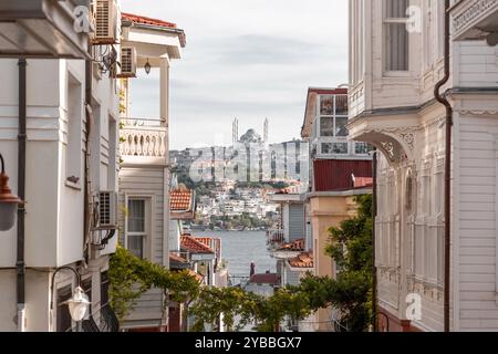 Istanbul, Turkiye - 14. Oktober 2024: Historische Straßen von Arnavutkoy, ein wohlhabendes Viertel und ein beliebter touristischer Ort in Besiktas, der europäischen Seite der Th Stockfoto
