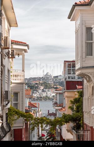 Istanbul, Turkiye - 14. Oktober 2024: Historische Straßen von Arnavutkoy, ein wohlhabendes Viertel und ein beliebter touristischer Ort in Besiktas, der europäischen Seite der Th Stockfoto