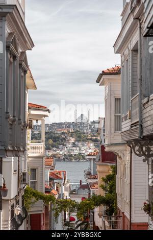 Istanbul, Turkiye - 14. Oktober 2024: Historische Straßen von Arnavutkoy, ein wohlhabendes Viertel und ein beliebter touristischer Ort in Besiktas, der europäischen Seite der Th Stockfoto
