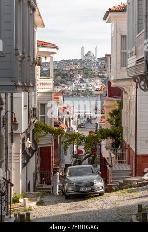 Istanbul, Turkiye - 14. Oktober 2024: Historische Straßen von Arnavutkoy, ein wohlhabendes Viertel und ein beliebter touristischer Ort in Besiktas, der europäischen Seite der Th Stockfoto