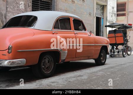 806 weiß überdachter rosa-orangener amerikanischer Oldtimer - Chevrolet von 1952 - parkt an der 208A Calle Obrapia Street North Side, Habana Vieja. Havanna-Kuba. Stockfoto