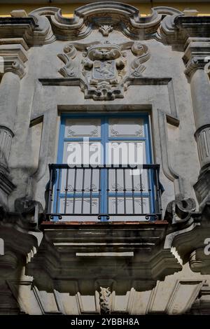 807 Wappen auf einem Balkon über dem Eingang des aristokratischen, barocken Casa de la Obra Pia House in der Calle Obrapia Street. Das Alte Havanna-Kuba. Stockfoto