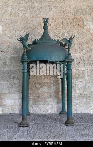 809 Gartenpavillon-Struktur aus grün lackiertem Metall in der Arkade des Palacio Capitanes Generales Palace, Calle Tacon Street. Havanna-Kuba. Stockfoto