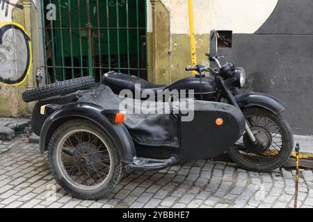 815 Ural IMZ M63 schwarzes Beiwagenfahrrad aus dem Jahr 1971, das am Nachmittag auf einer Kopfsteinpflasterstraße in der Altstadt von Havanna Vieja geparkt wurde. Havanna-Kuba. Stockfoto