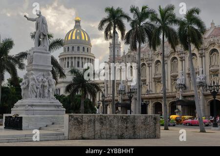 822 Jose Marti Statue von Jose Vilalta im Central Park, Gran Teatro-Great Theater und Capitolio Nacional-National Capitol im Hintergrund. Habana-Kuba. Stockfoto