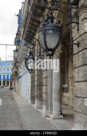 823 Gehweg entlang der Westseite der Prado Promenade, der vom Hochzeitspalast zum Hotel Telegrafo im Centro Habana führt. Havanna-Kuba. Stockfoto