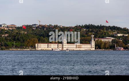 Istanbul, Turkiye – 14. Oktober 2024: Kuleli Military High School in Cengelköy, am asiatischen Ufer des Bosporus. Gegründet 1845 von Abdülmecid Stockfoto