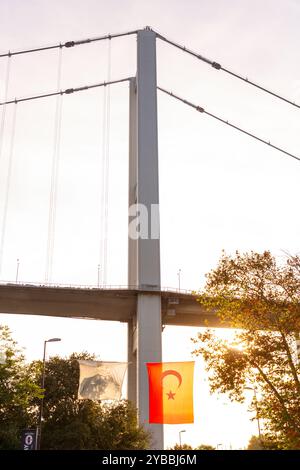 Istanbul, Turkiye - 14. Oktober 2024: Große türkische Fahnen und Atatürk-Plakate hängen in Ortakoy in Besiktas, Istanbul. Stockfoto