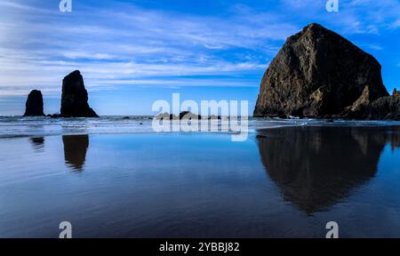 Das Wahrzeichen Haystack und andere Felsformationen entlang der Oregon Coast am Cannon Beach, OR Stockfoto