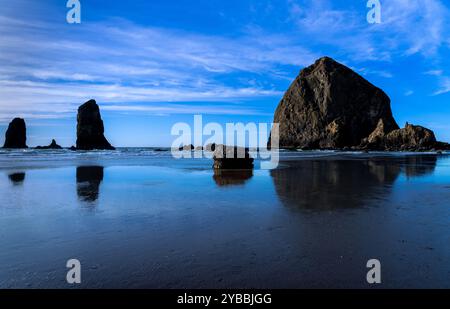 Das Wahrzeichen Haystack und andere Felsformationen entlang der Oregon Coast am Cannon Beach, OR Stockfoto